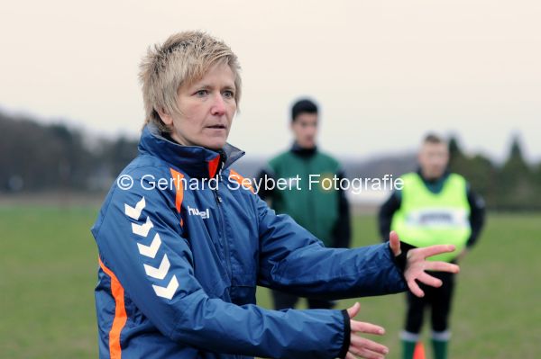 Unser Straelen: Portrait ber die C-Jugend-Mannschaft des SV Straelen mit Trainerin Petra Hauser